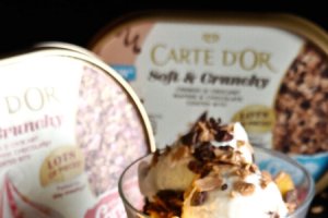 Desert la pahar cu înghețată crunchy - Rapid și perfect pentru orice ocazie