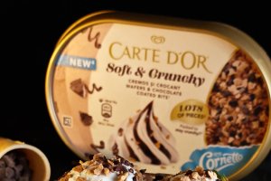 Clătite americane cu fructe, înghețată și topping crunchy